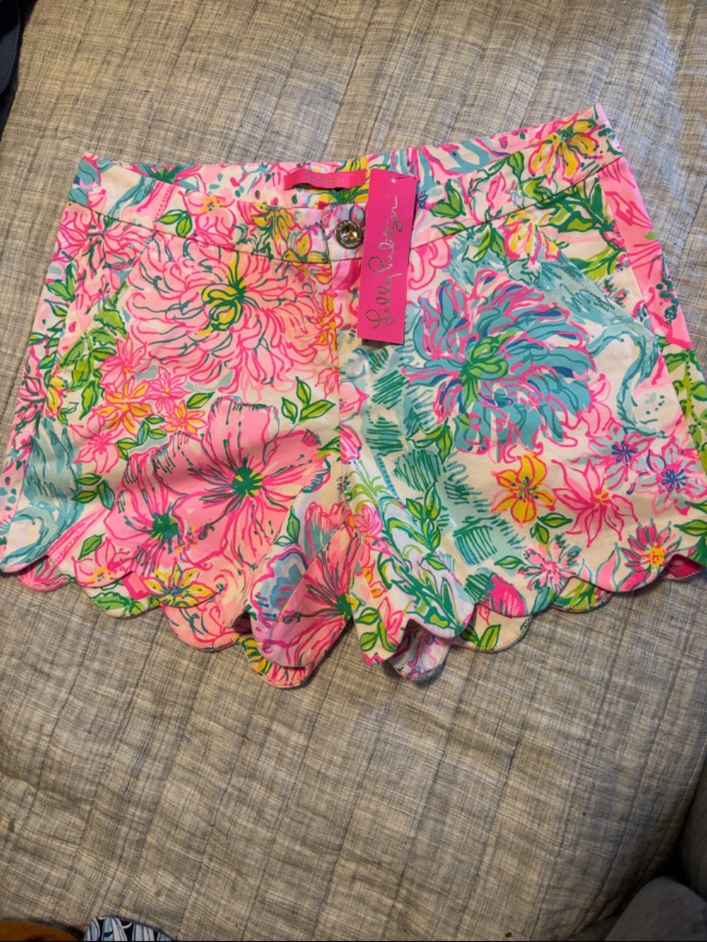 Lilly Pulitzer Multicolor Floral Scalloped Hem  Shorts size 6, 4-4.5 inseam